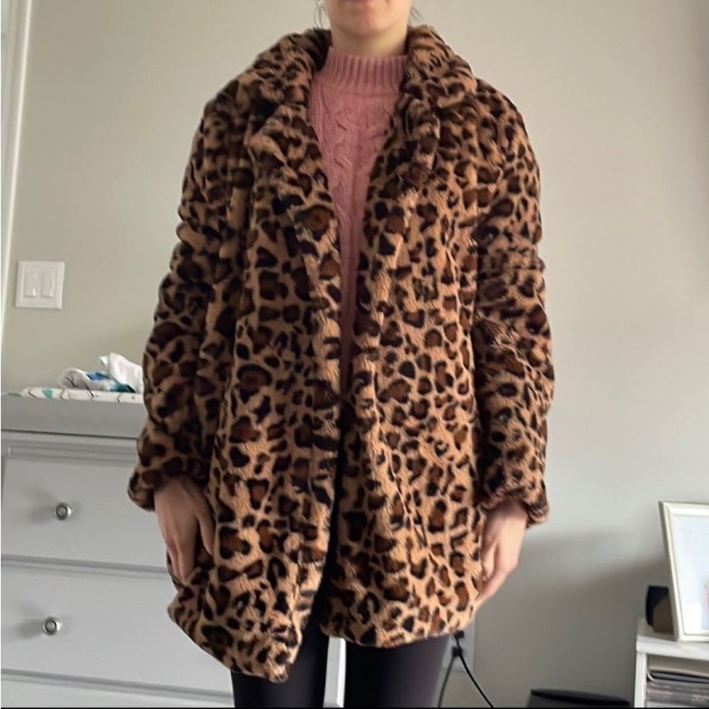 Cheetah print womens coat size medium
Worn once
Doesn’t have buttons